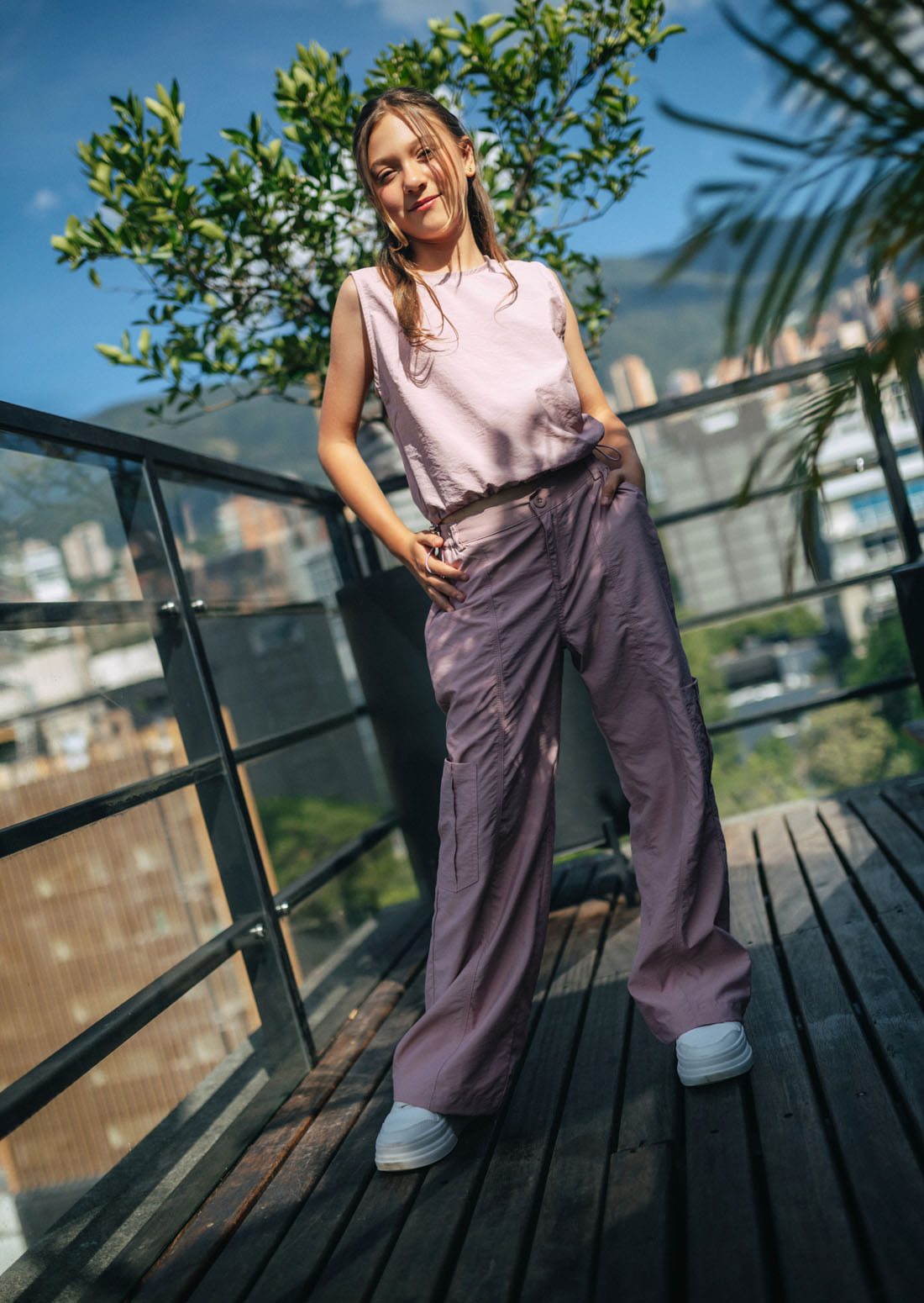 Pantalón palo de rosa con cortes para niñas